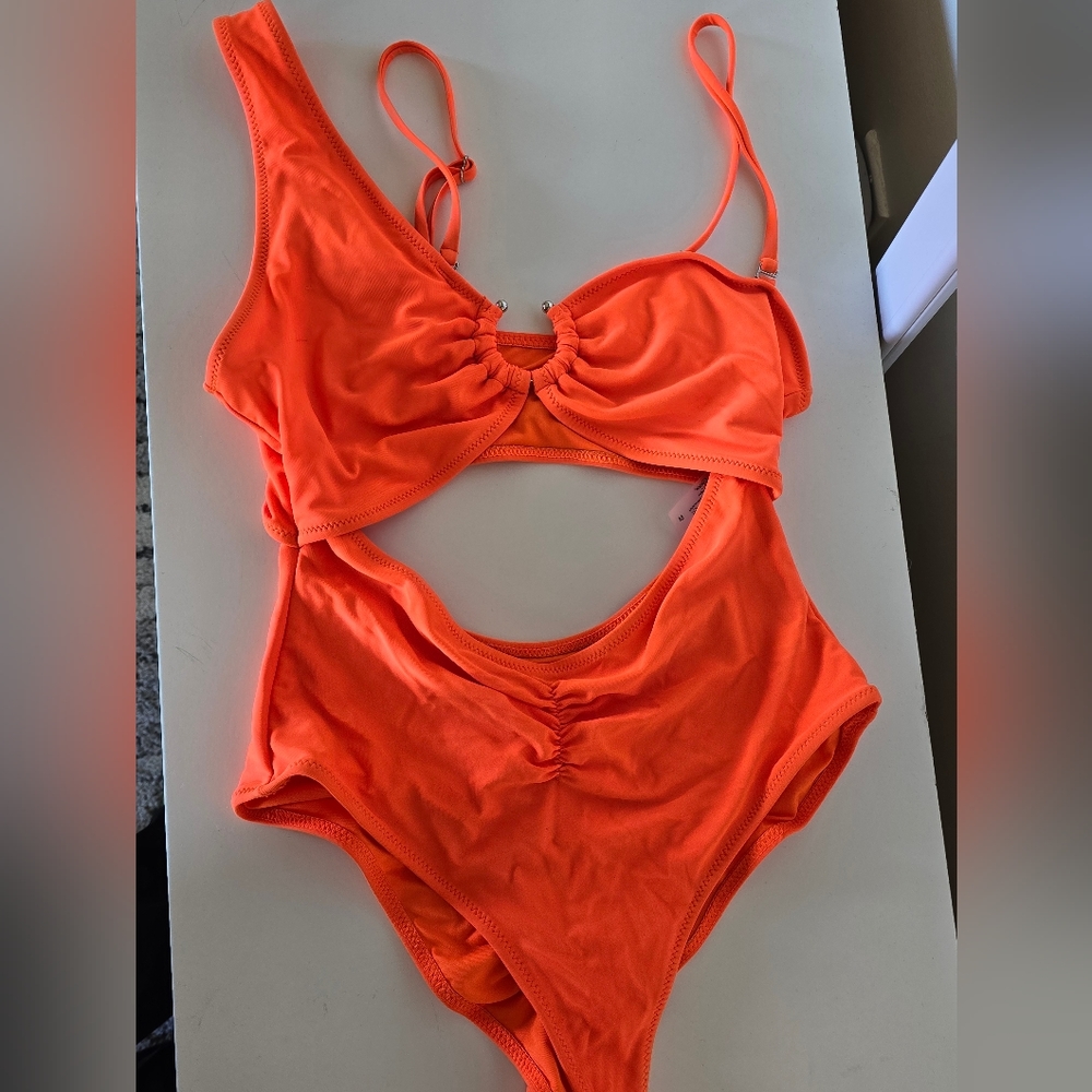 Quinsen orange bathing suit medium
